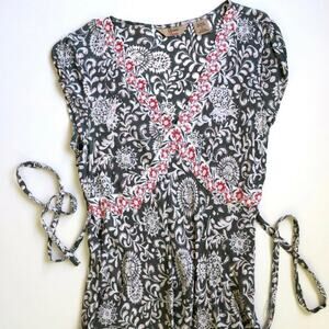 QUIZZ TRENDS S Gray/Cream w Red Accent Sequined Cap Sleeve Rayon V Neck Top